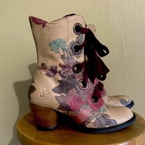 John Fluevog, beautiful floral boots size 8
